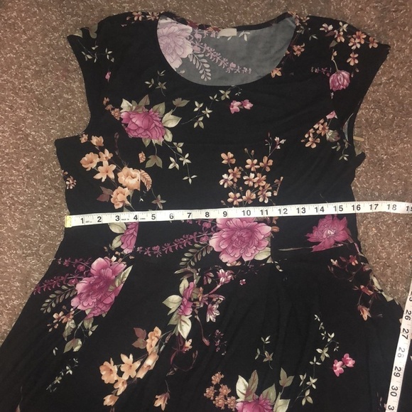Kaileigh black floral short sleeve midi dress size medium - Picture 12 of 13